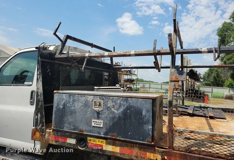 image for item KA9933 2005 Chevrolet  C4500 flatbed truck