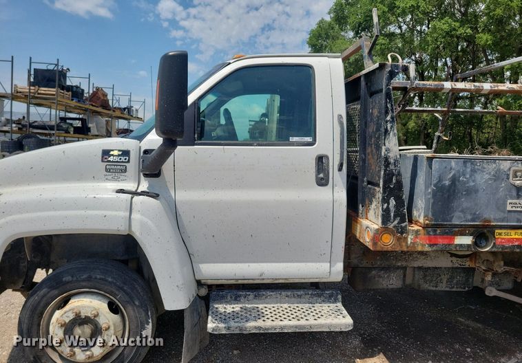 image for item KA9933 2005 Chevrolet  C4500 flatbed truck