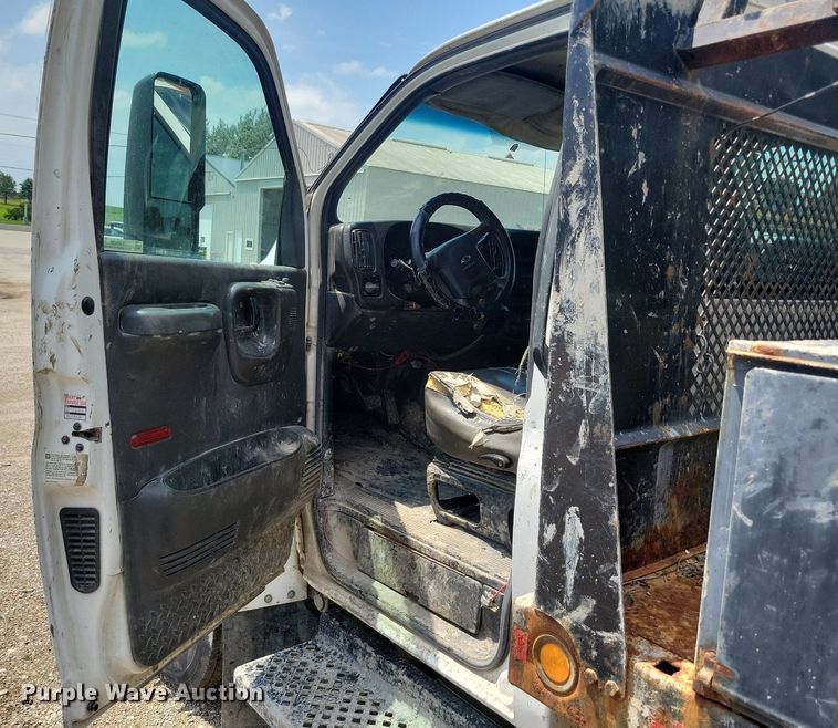 image for item KA9933 2005 Chevrolet  C4500 flatbed truck