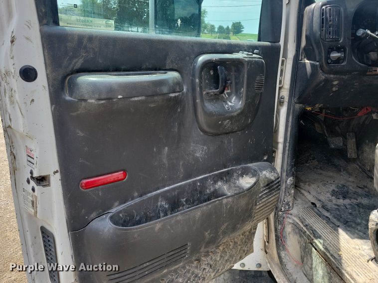 image for item KA9933 2005 Chevrolet  C4500 flatbed truck