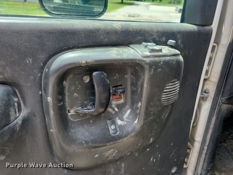 image for item KA9933 2005 Chevrolet  C4500 flatbed truck