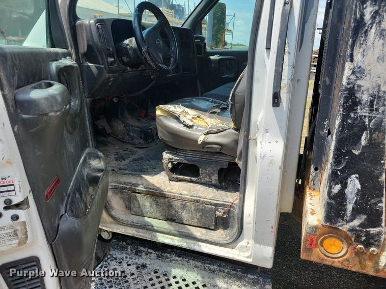 image for item KA9933 2005 Chevrolet  C4500 flatbed truck