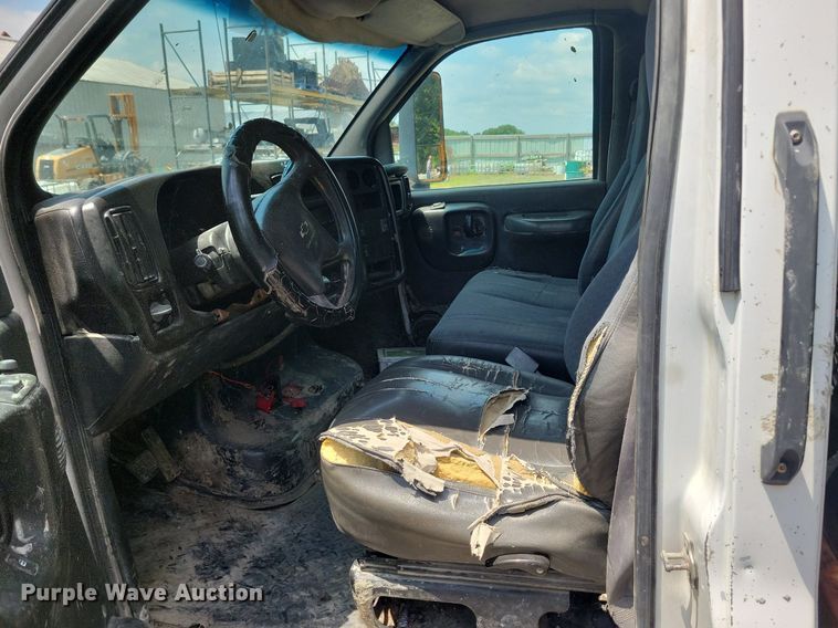 image for item KA9933 2005 Chevrolet  C4500 flatbed truck