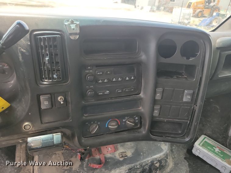 image for item KA9933 2005 Chevrolet  C4500 flatbed truck