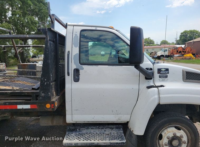 image for item KA9933 2005 Chevrolet  C4500 flatbed truck
