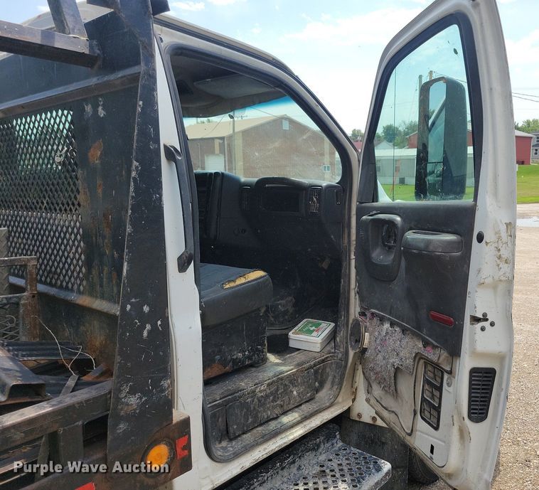 image for item KA9933 2005 Chevrolet  C4500 flatbed truck