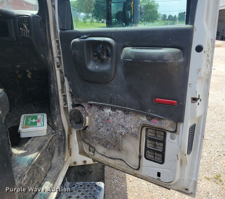 image for item KA9933 2005 Chevrolet  C4500 flatbed truck