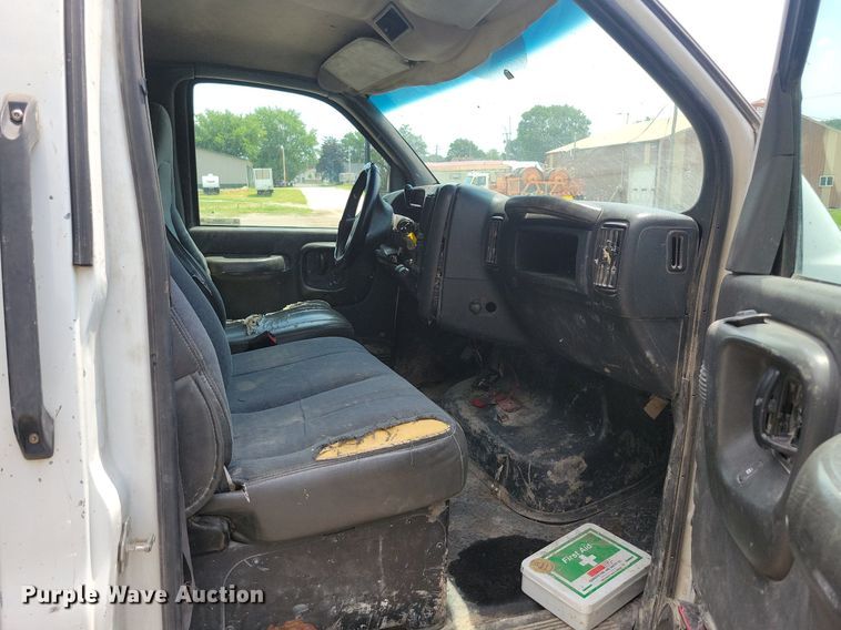 image for item KA9933 2005 Chevrolet  C4500 flatbed truck