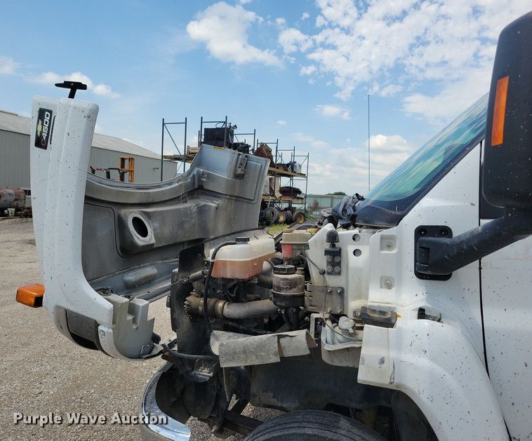 image for item KA9933 2005 Chevrolet  C4500 flatbed truck