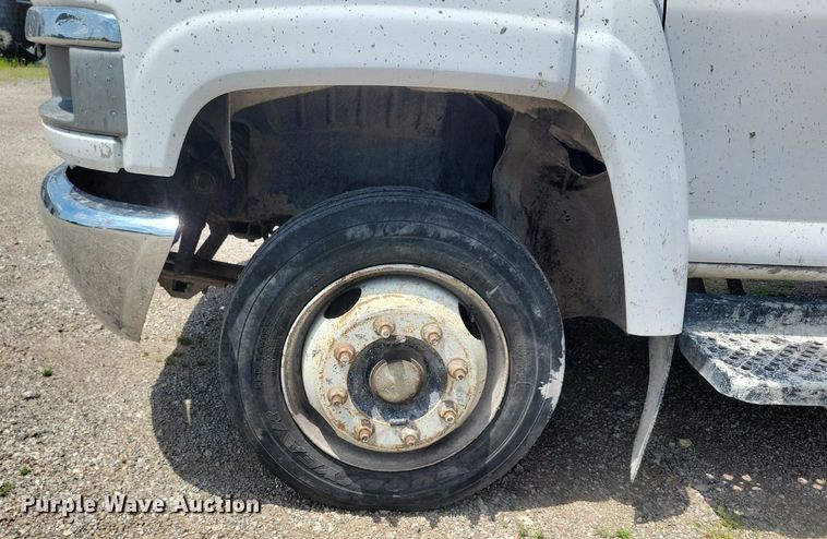 image for item KA9933 2005 Chevrolet  C4500 flatbed truck