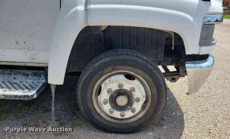 image for item KA9933 2005 Chevrolet  C4500 flatbed truck