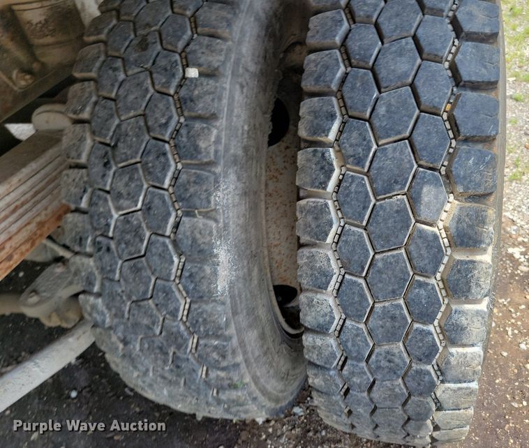 image for item KA9933 2005 Chevrolet  C4500 flatbed truck