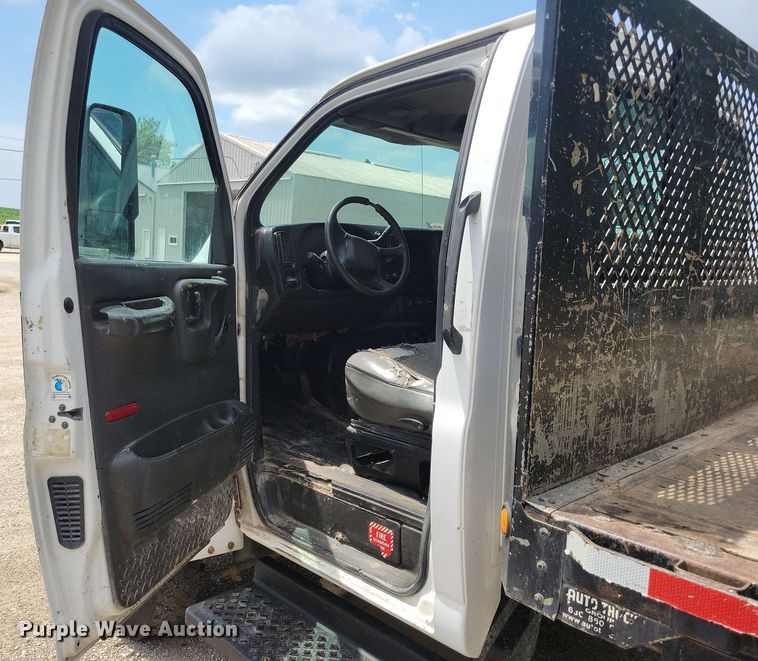 image for item KA9934 2005 GMC C4500 flatbed truck