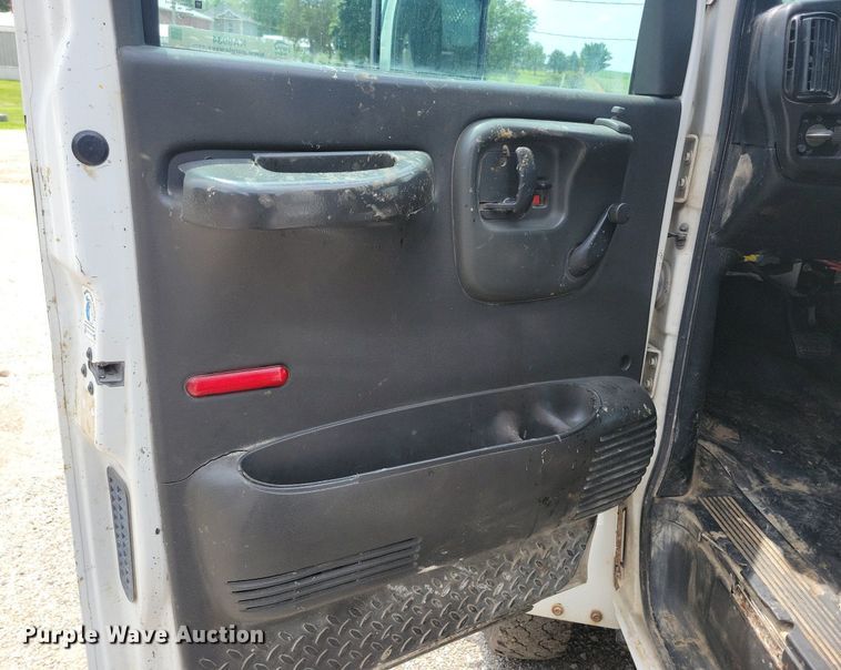 image for item KA9934 2005 GMC C4500 flatbed truck