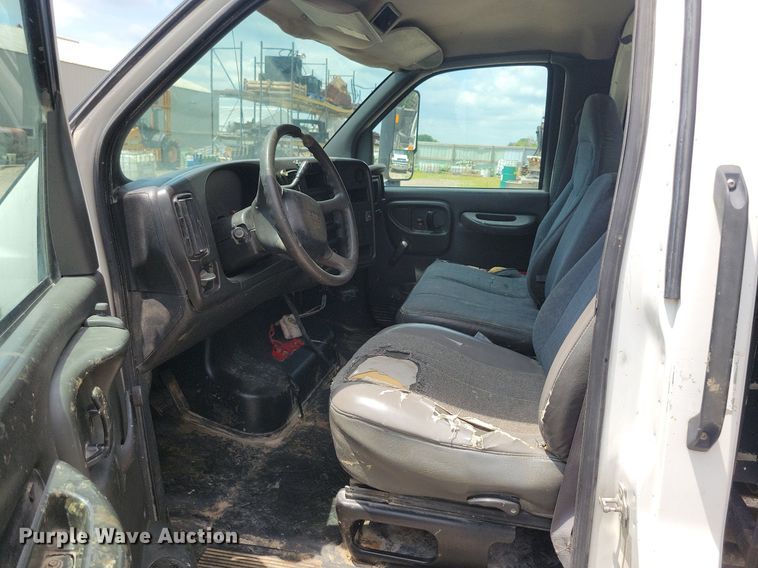 image for item KA9934 2005 GMC C4500 flatbed truck