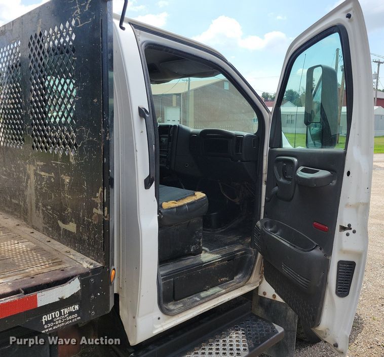 image for item KA9934 2005 GMC C4500 flatbed truck