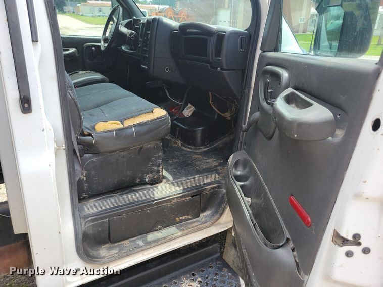 image for item KA9934 2005 GMC C4500 flatbed truck