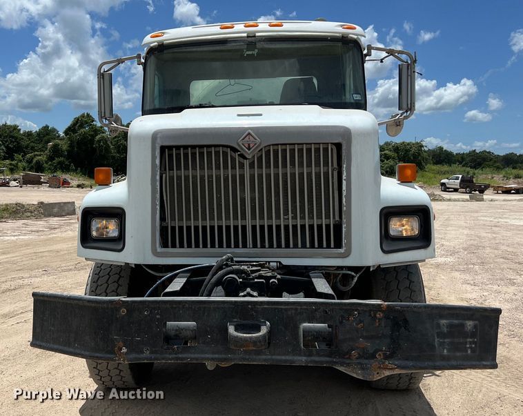 image for item LU9955 2003 International  5600i ready mix truck