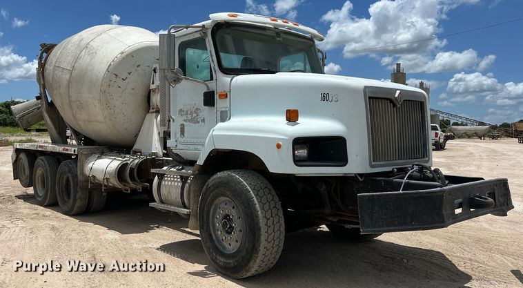 image for item LU9955 2003 International  5600i ready mix truck