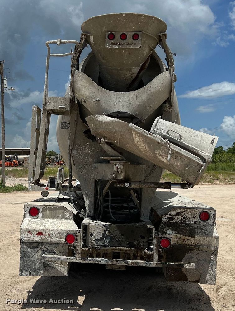 image for item LU9955 2003 International  5600i ready mix truck