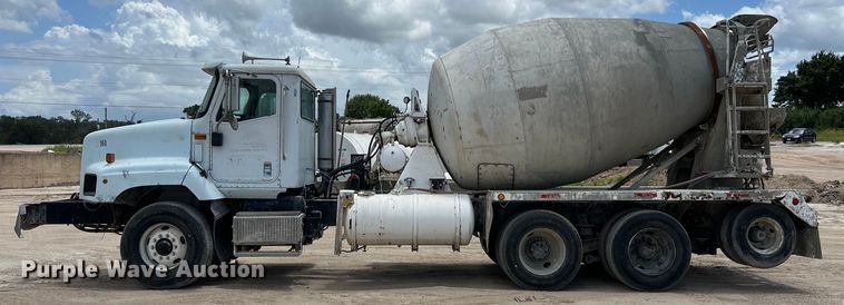 image for item LU9955 2003 International  5600i ready mix truck