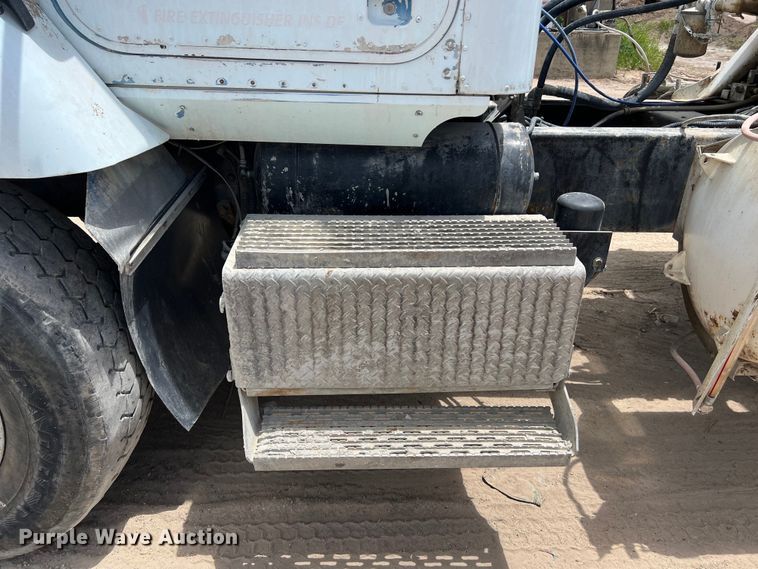 image for item LU9955 2003 International  5600i ready mix truck