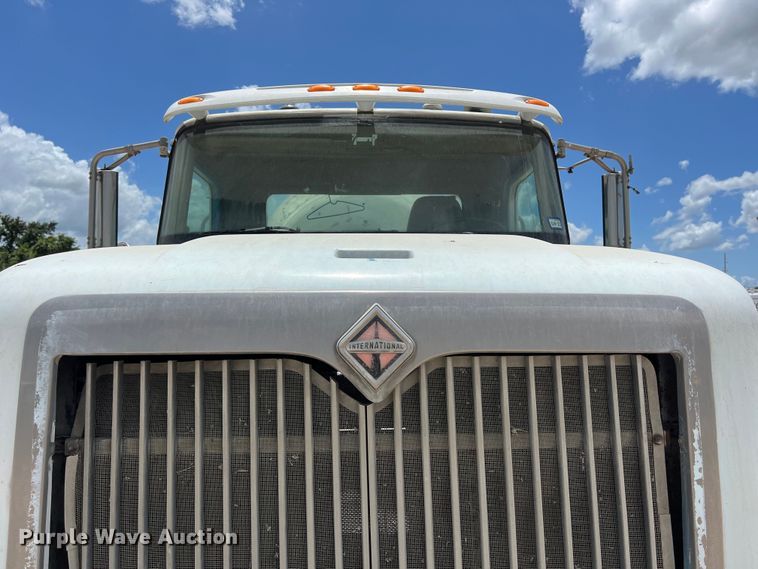 image for item LU9955 2003 International  5600i ready mix truck