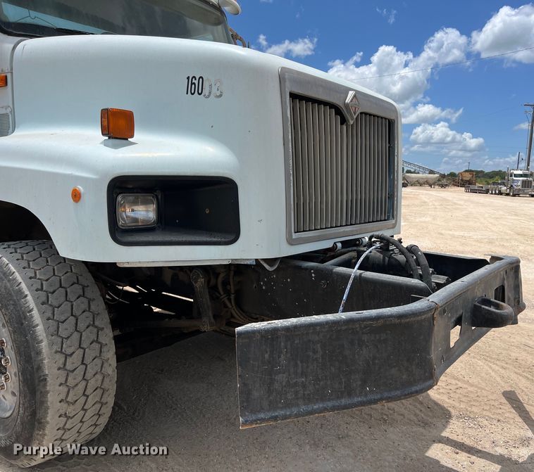 image for item LU9955 2003 International  5600i ready mix truck