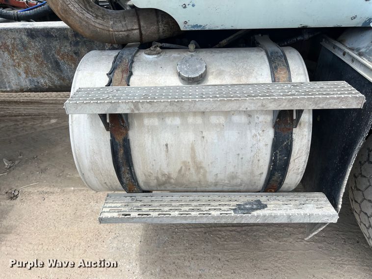 image for item LU9955 2003 International  5600i ready mix truck