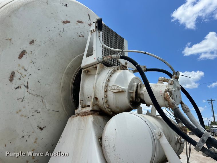 image for item LU9955 2003 International  5600i ready mix truck