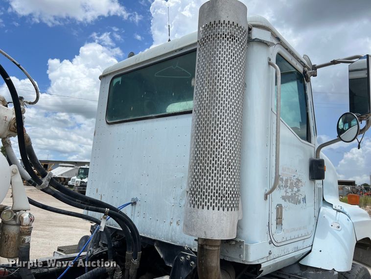 image for item LU9955 2003 International  5600i ready mix truck