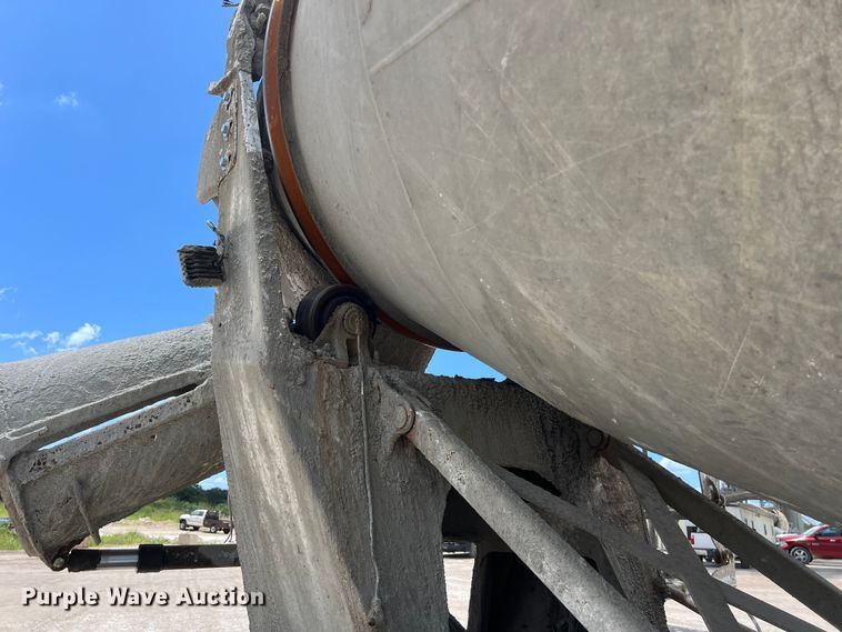 image for item LU9955 2003 International  5600i ready mix truck