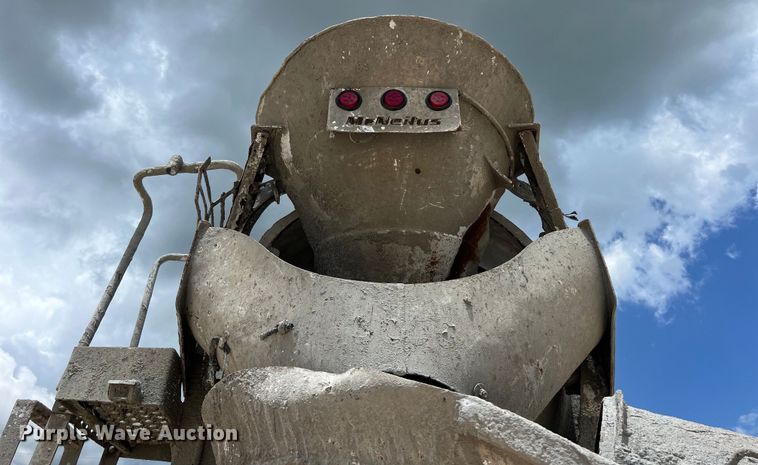 image for item LU9955 2003 International  5600i ready mix truck