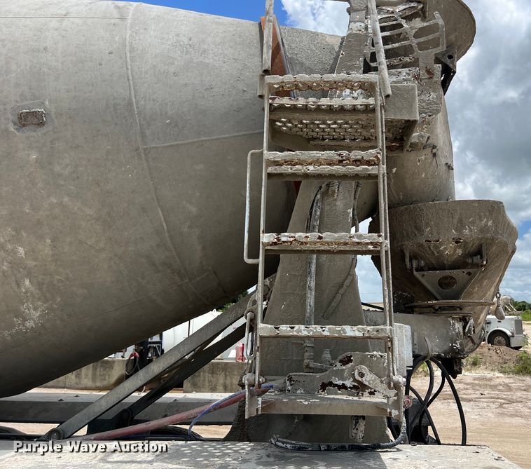 image for item LU9955 2003 International  5600i ready mix truck