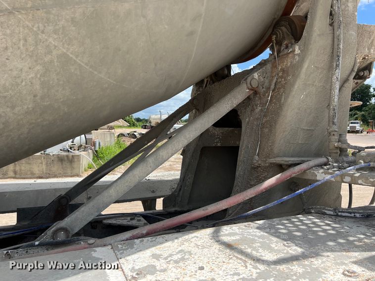 image for item LU9955 2003 International  5600i ready mix truck