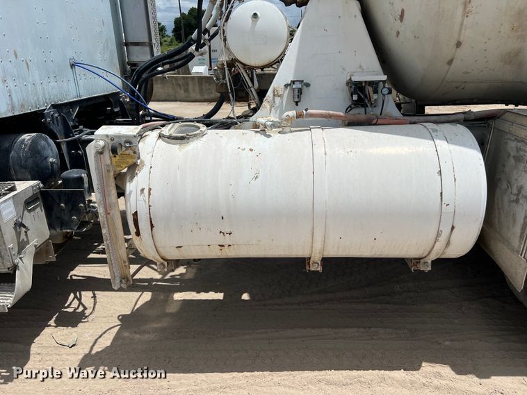 image for item LU9955 2003 International  5600i ready mix truck