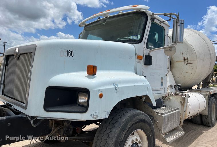 image for item LU9955 2003 International  5600i ready mix truck
