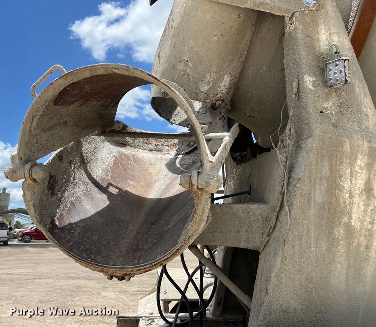 image for item LU9955 2003 International  5600i ready mix truck