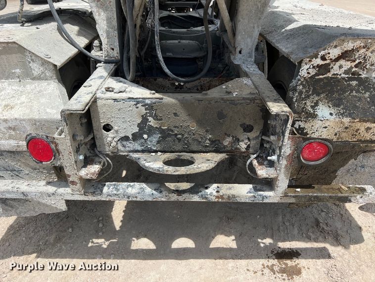 image for item LU9955 2003 International  5600i ready mix truck