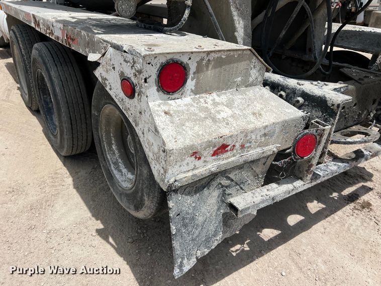 image for item LU9955 2003 International  5600i ready mix truck