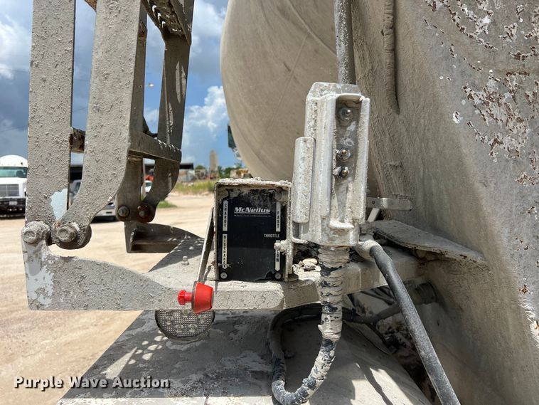 image for item LU9955 2003 International  5600i ready mix truck