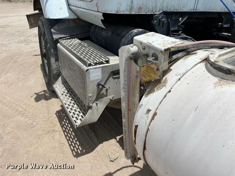 image for item LU9955 2003 International  5600i ready mix truck