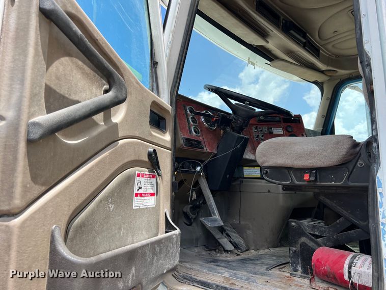 image for item LU9955 2003 International  5600i ready mix truck