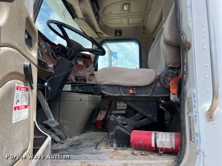 image for item LU9955 2003 International  5600i ready mix truck