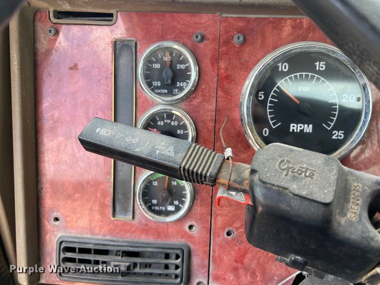 image for item LU9955 2003 International  5600i ready mix truck