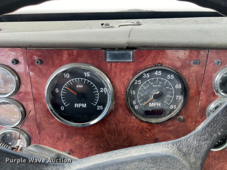 image for item LU9955 2003 International  5600i ready mix truck