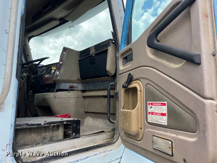 image for item LU9955 2003 International  5600i ready mix truck