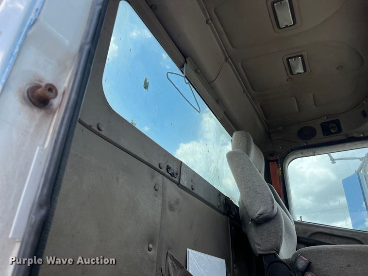 image for item LU9955 2003 International  5600i ready mix truck