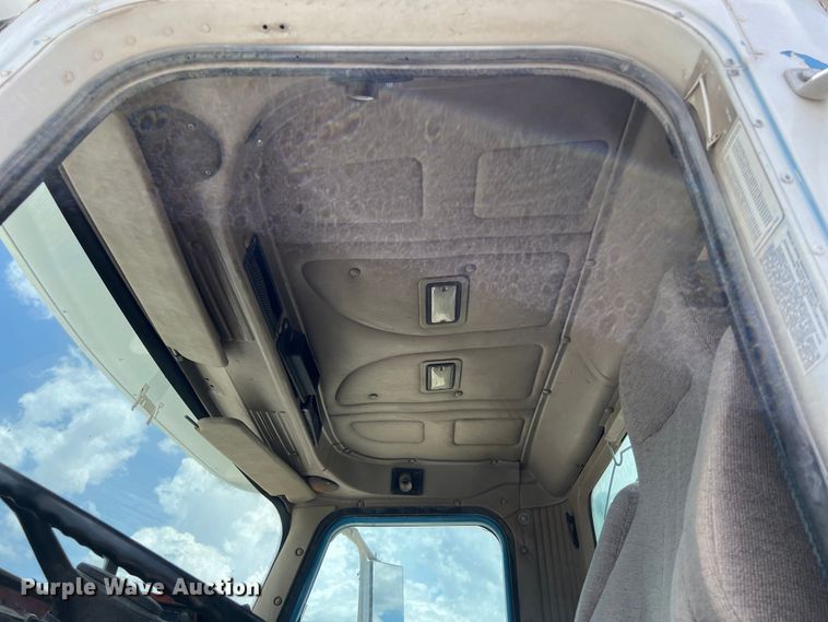 image for item LU9955 2003 International  5600i ready mix truck