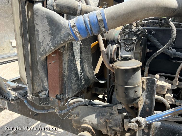 image for item LU9955 2003 International  5600i ready mix truck